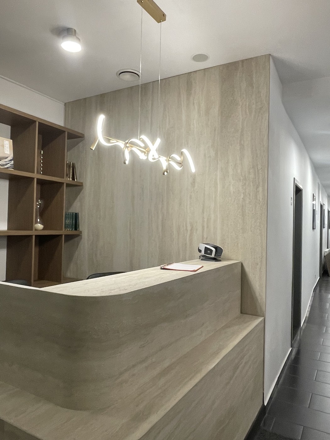 Banque d'accueil cabinet dentaire à Bruxelles — travertin Stoneleaf, vue 1