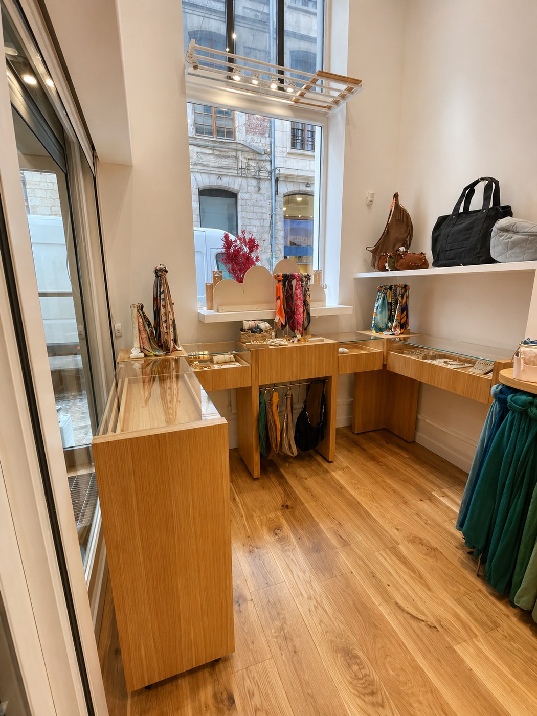 Agencement bijouterie — détail vitrine