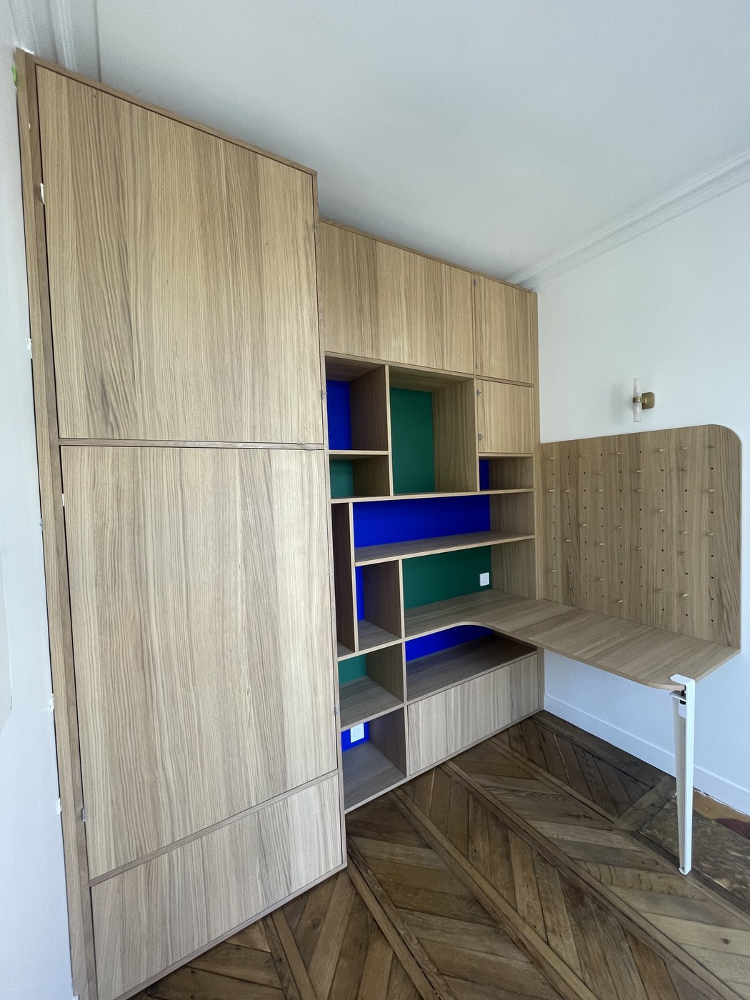 Bureau bibliothèque sur mesure à Versailles — bleu Klein et vert sapin, vue 1