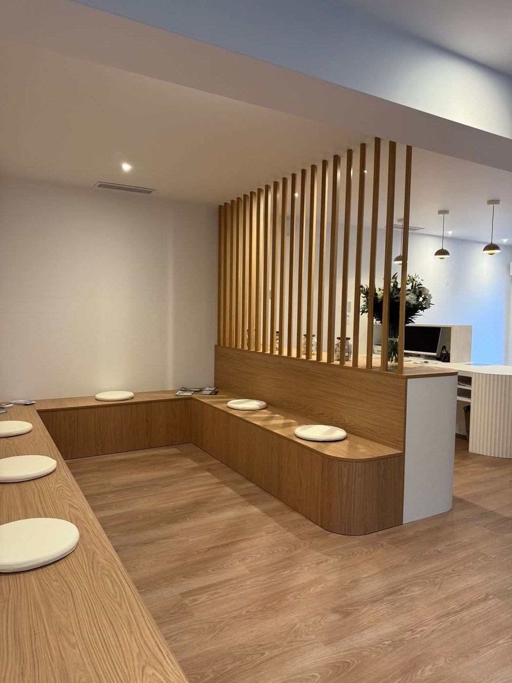 Salle d'attente cabinet médical aménagée avec banquette sur mesure et mobilier coordonné
