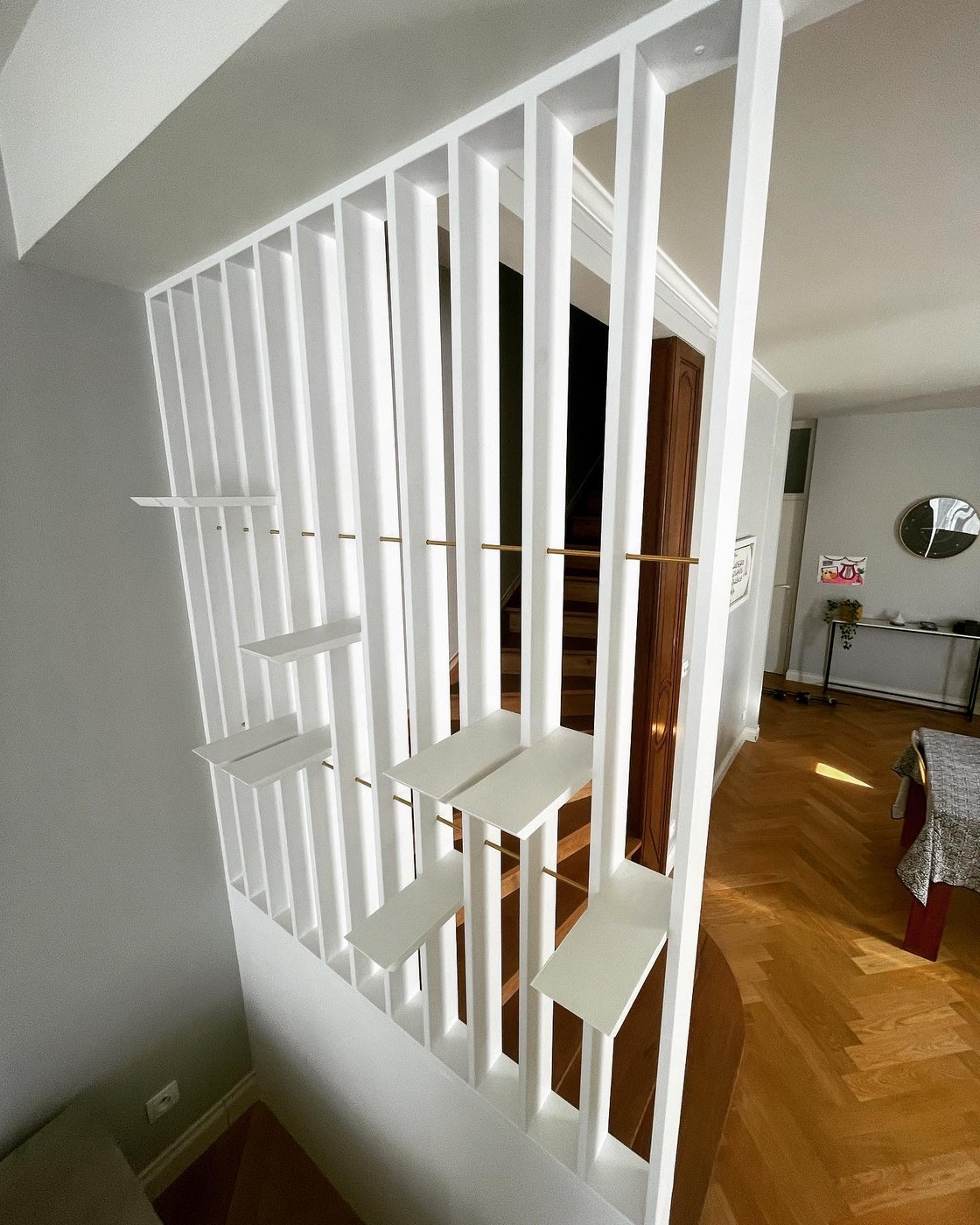 Claustra sur mesure MDF laqué et tiges de laiton massif — vue 1