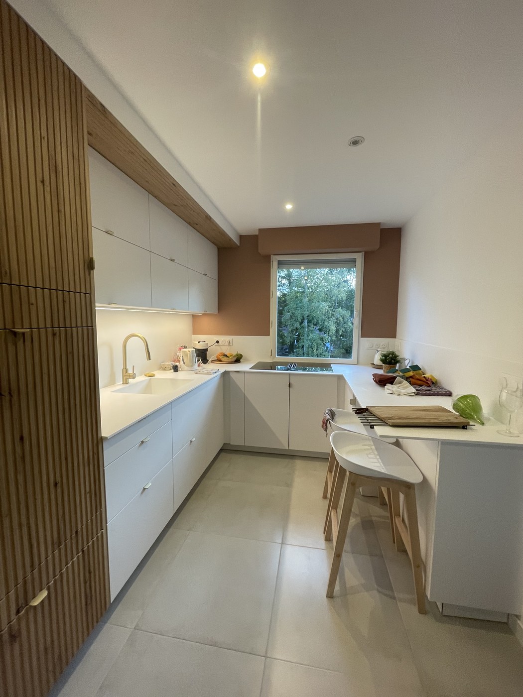 Cuisine sur mesure KRION Snowwhite, chêne et laiton — vue 1