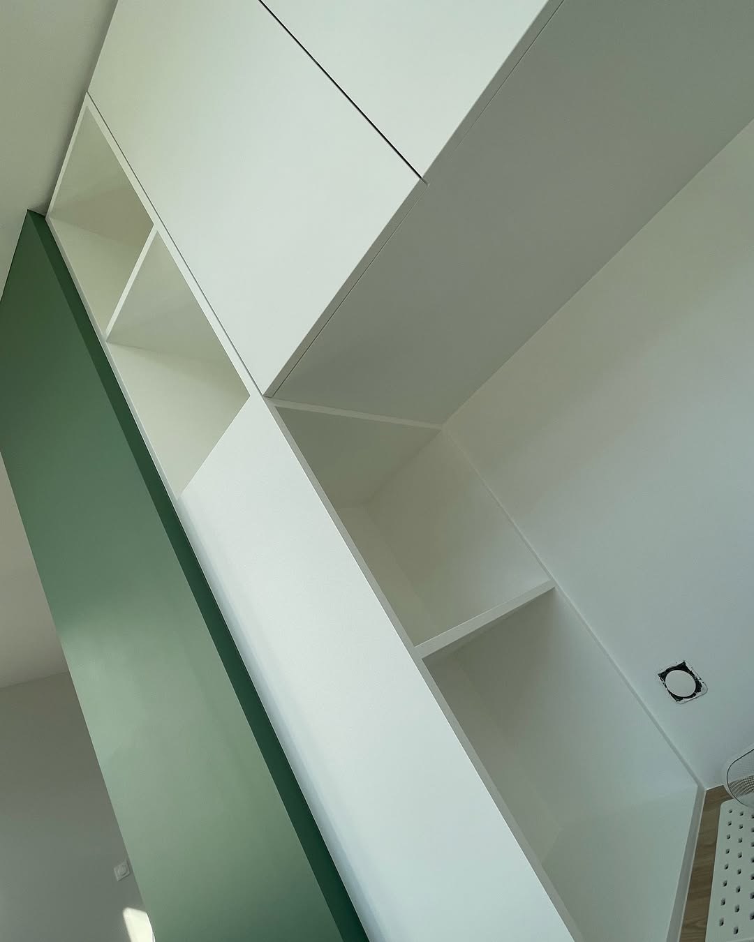 Détail bureau intégré dressing laqué blanc et vert