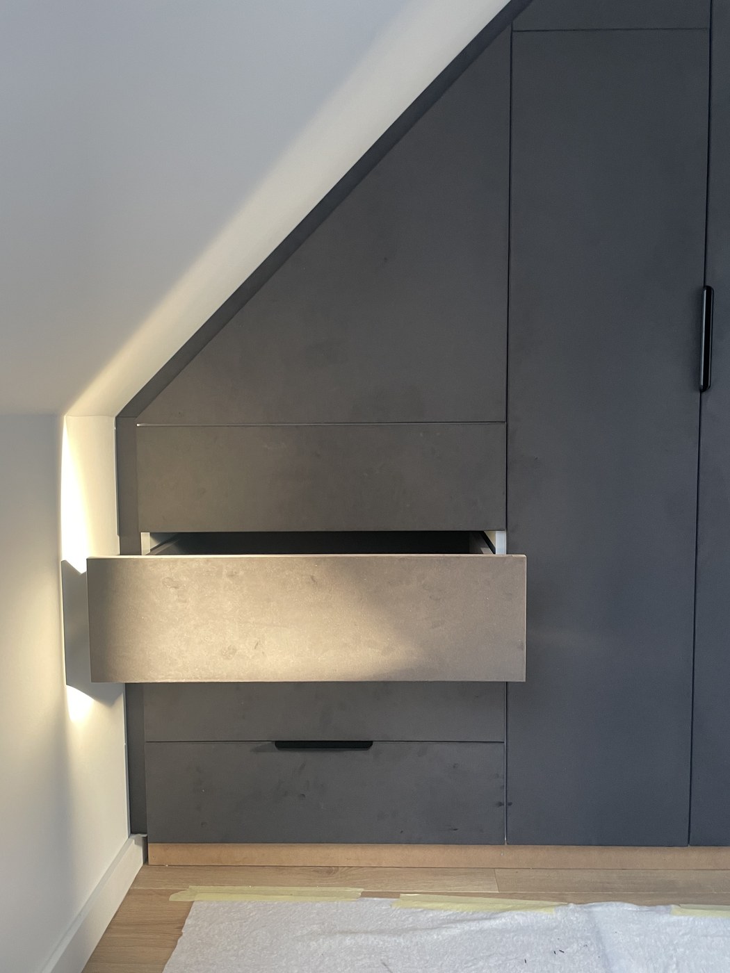 Dressing sous pente — détail rangements