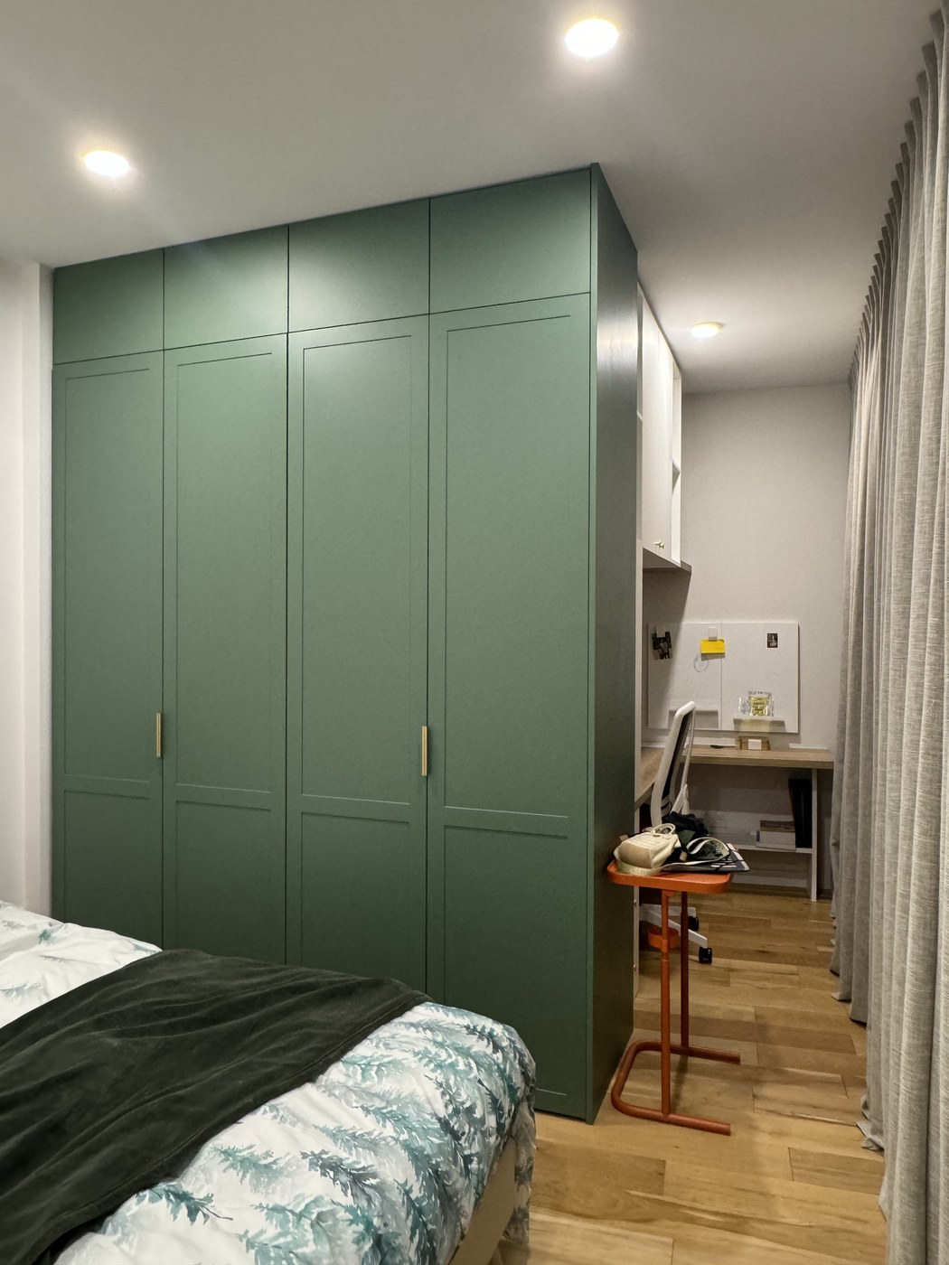 Vue dressing laqué blanc et vert mat sur mesure