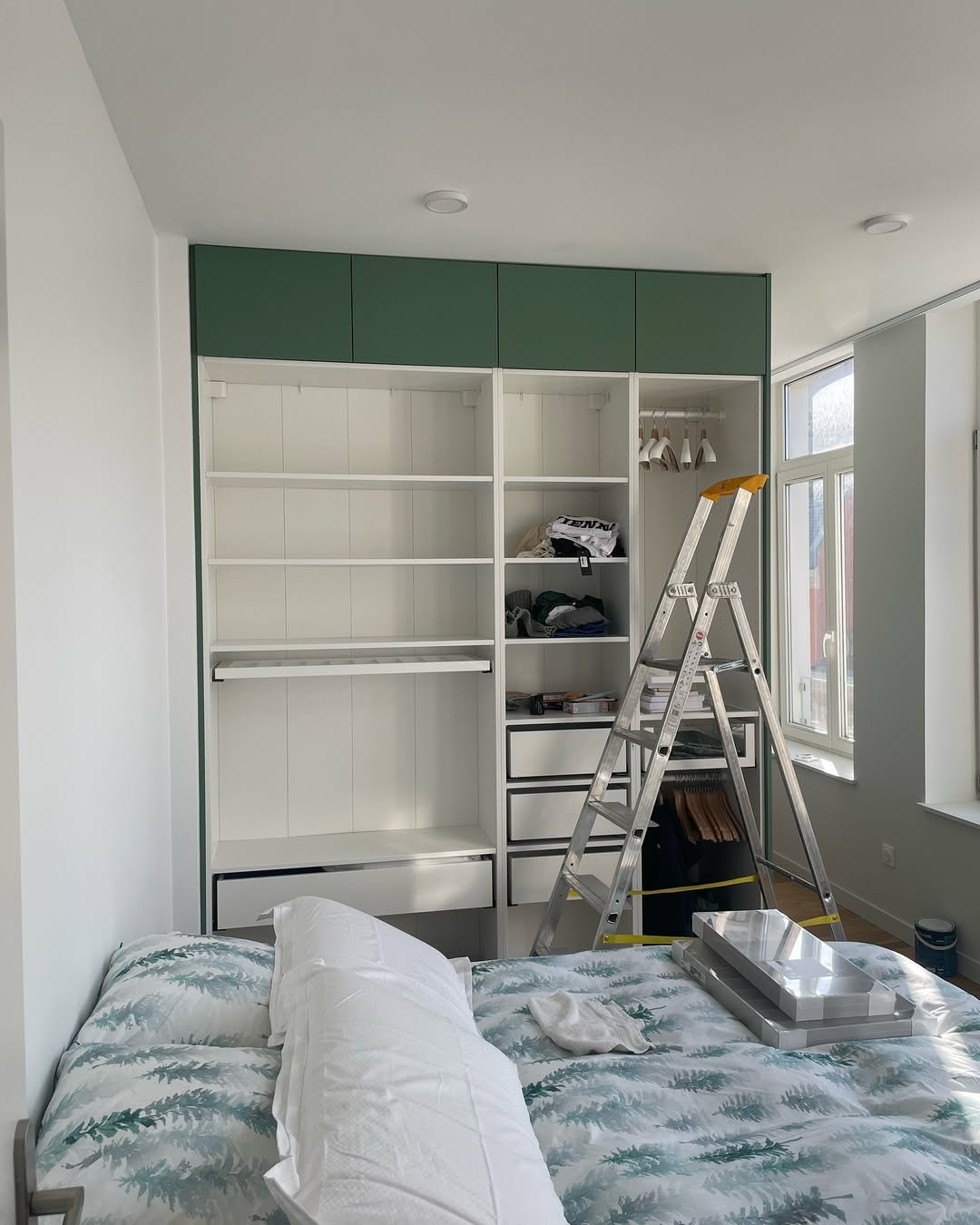 Dressing sur mesure avec penderies et tiroirs ouverts montrant l'organisation intérieure — MaisonFabrik