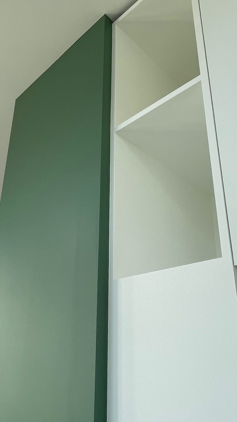 Détail finitions dressing bicolore avec poignées laiton — haut de gamme MaisonFabrik