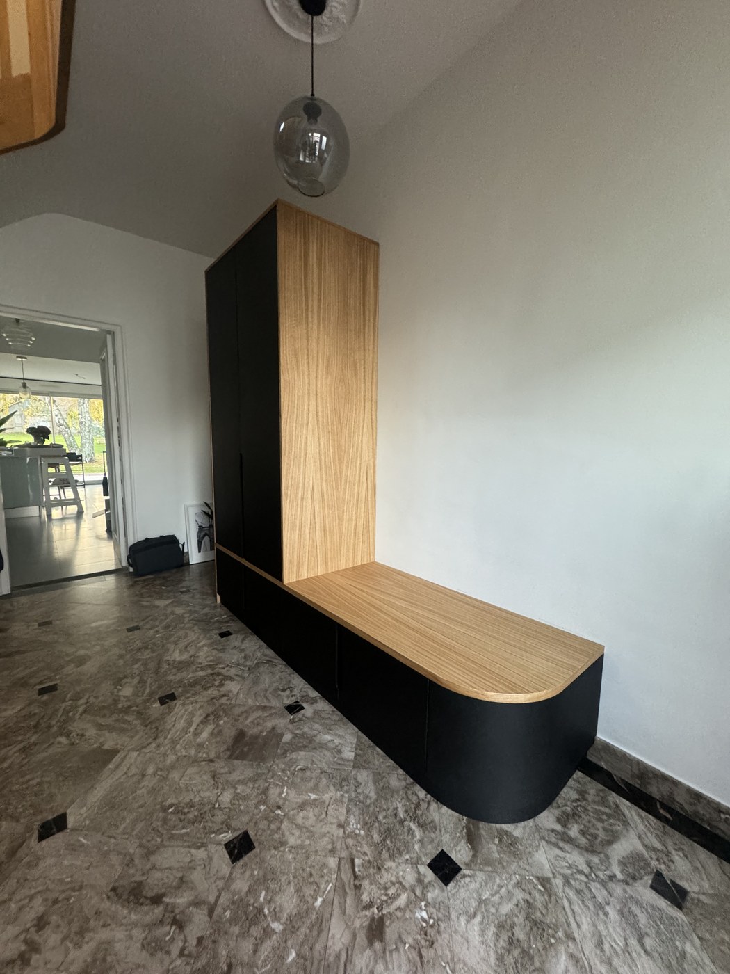 Meuble d'entrée sur mesure avec banquette intégrée — vue 1