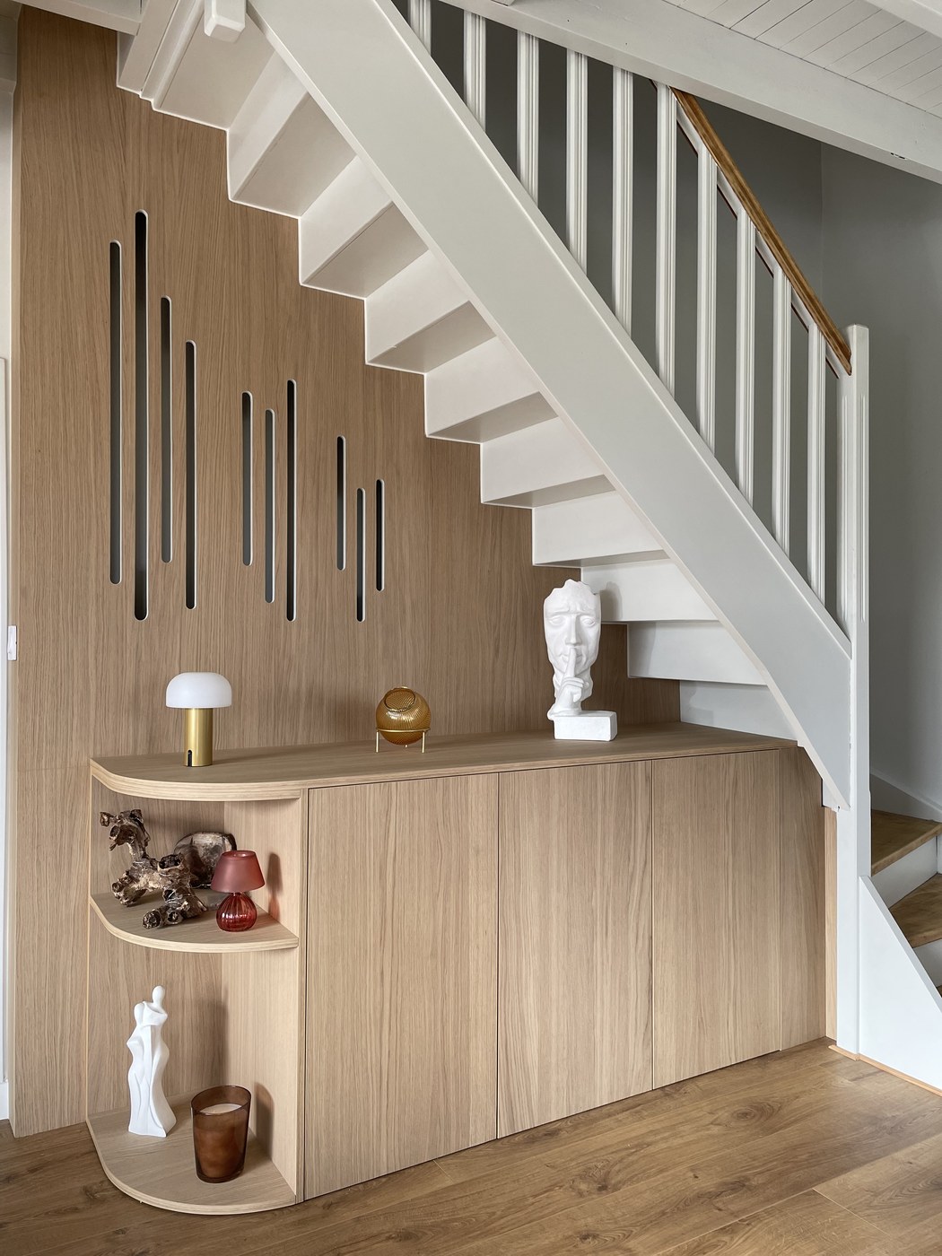Détail meuble TV sur mesure avec tiroirs à fermeture progressive et finitions soignées
