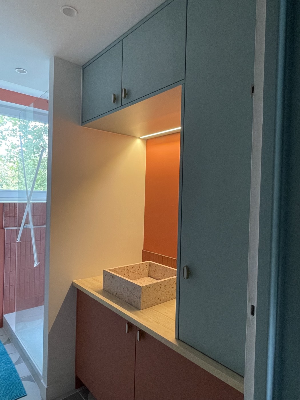 Salle de bain bleu clair et terracotta sur mesure — vue 1