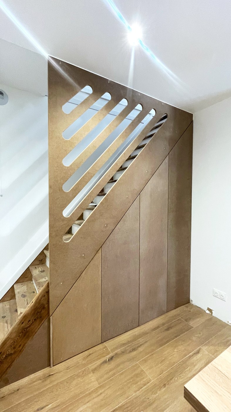Meuble sous escalier — détail fabrication